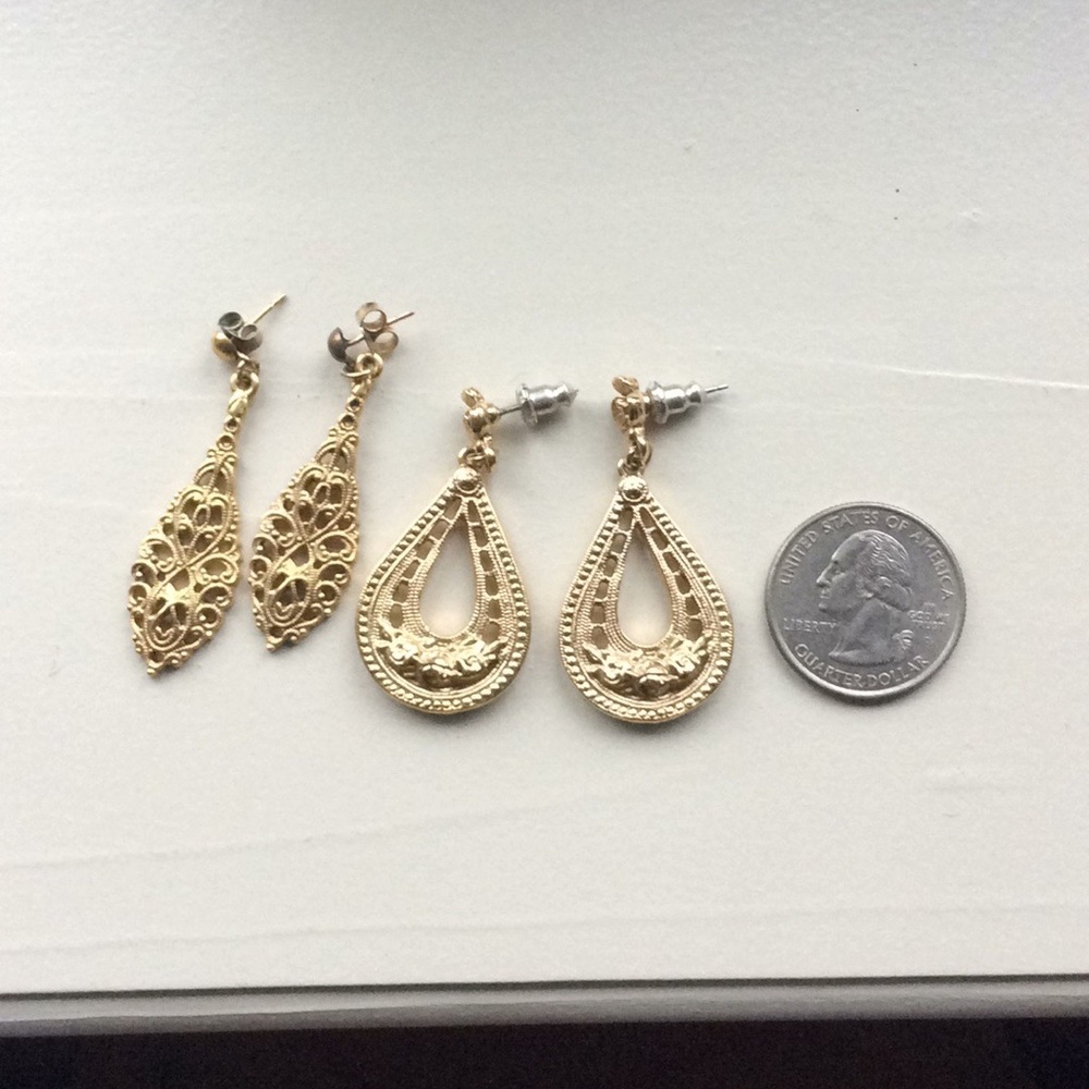 Pretty vintage gold tone earrings
